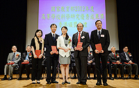 中大生命科學學院教授朱嘉濠教授（右二）及其研究團隊獲周靜博士頒授證書